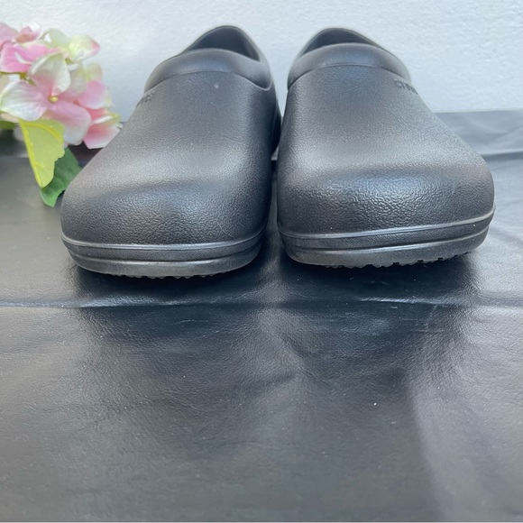 CROCS ON THE CLOCK WORK SLIP-ON SIZE 7 WOMEN - Picture 3 of 6